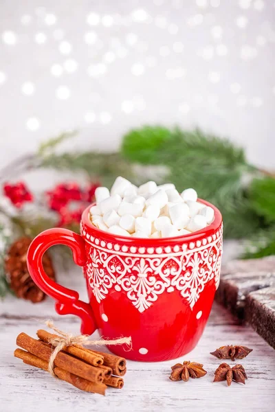 Winterseizoen concept - kopje met warme chocolademelk en marshmallows, bokeh lichten — Stockfoto