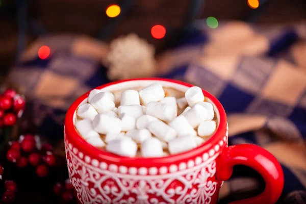 Red cup with cocoa and marshmallows, Christmas and New Year holidays concept — Stock Photo, Image