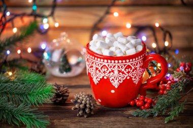Noel süslemelerinde kakao ve marşmelov olan kış tatili tarzı bardaklar.