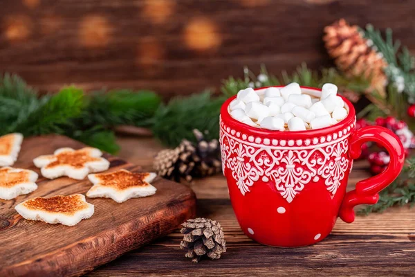 Natal concepto- xícara de Natal com cacau e marshmallows na decoração de inverno — Fotografia de Stock