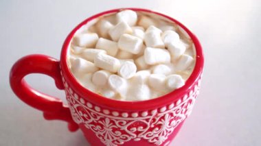 Kakaolu kırmızı bardak ve marşmelov, Noel ve Yeni Yıl tatili konsepti