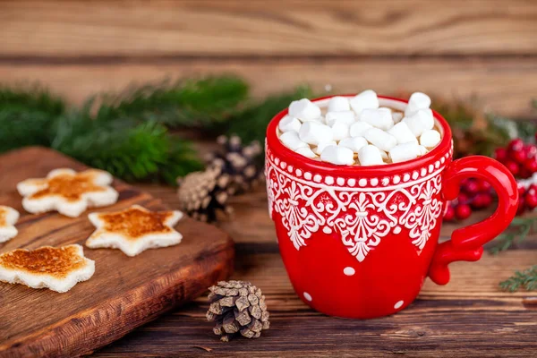 Natal concepto- xícara de Natal com cacau e marshmallows na decoração de inverno — Fotografia de Stock