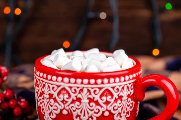 Mug with cocoa and marshmallows with cozy Christmas garland lights background — Stock Photo, Image