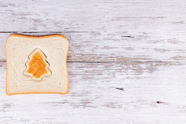 Rebanada de pan tostado con tostado cortado en forma de abeto, comida de Navidad —  Fotos de Stock