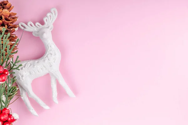 Kerst hert speelgoed met Nieuwjaar vakantie decoratie met kopieerruimte — Stockfoto