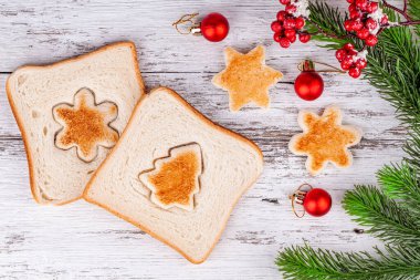 Köknar ağacı ve kar tanesi şeklinde kızarmış ekmek dilimleri.