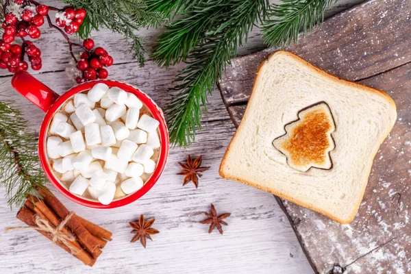 Conceito de comida matinal de inverno, xícara com chocolate quente, marshmallows, pão torrado — Fotografia de Stock