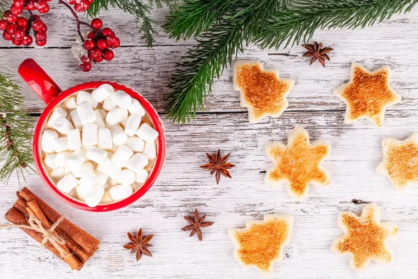 Concepto de desayuno de invierno, taza con chocolate caliente, malvaviscos, pan tostado —  Fotos de Stock