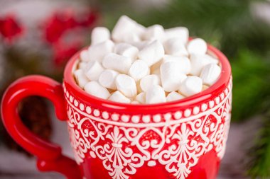 Kakaolu ve marşmelovlu sıcak fincan, Noel ve Yeni Yıl tatili konsepti