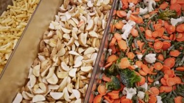 Süpermarkette kesilmiş donmuş sebze çeşitleri