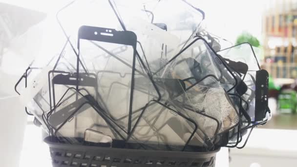 Mand vol met gebruikte gebroken smartphone schild gehard glas scherm beschermers — Stockvideo