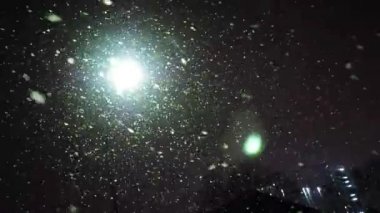 Gece vakti kar yağışı fener yakıyor, geceleri kar yağıyor.