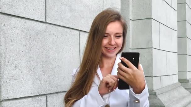 スマートフォンで働く幸せな笑顔魅力的な若いビジネス女性を閉じます — ストック動画