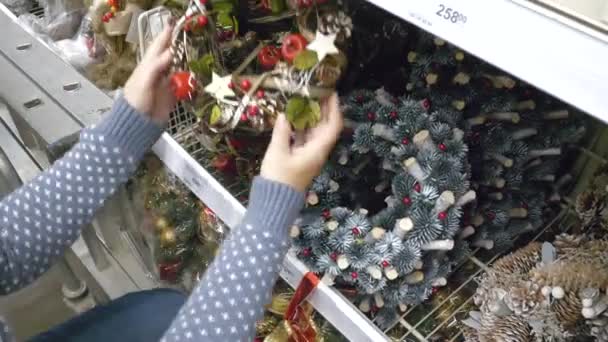 Mujer manos elegir una Navidad y Año Nuevo guirnaldas decoraciones de días festivos — Vídeos de Stock