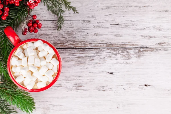 Copa con cacao caliente y malvaviscos con decoraciones de la temporada de Año Nuevo de Navidad —  Fotos de Stock