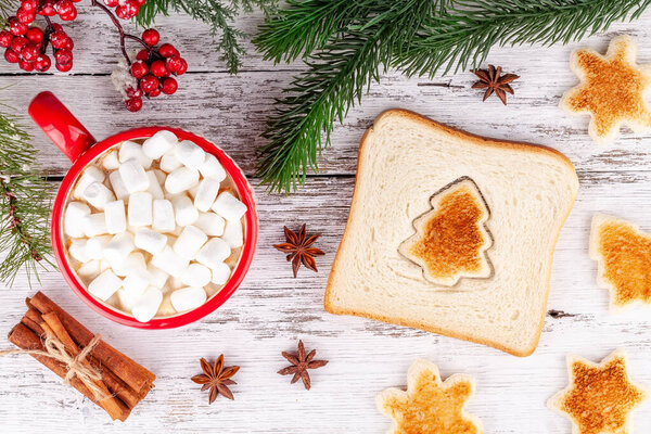 Концепция зимних блюд, чашка с горячим шоколадом, зефир, поджаренный хлеб
