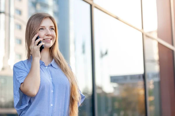 Joyeux sourire attrayant jeune femme appelant sur téléphone portable à l'extérieur du bureau — Photo