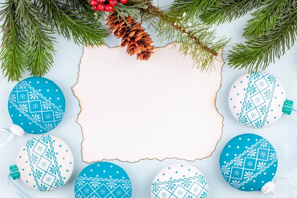 Frame van bal speelgoed en kerstboom met verkoold blanco papier wenskaart — Stockfoto
