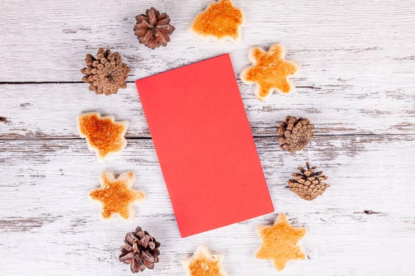 Cartão vazio vermelho na temporada de Natal decorações, conceito de cartão de Ano Novo — Fotografia de Stock