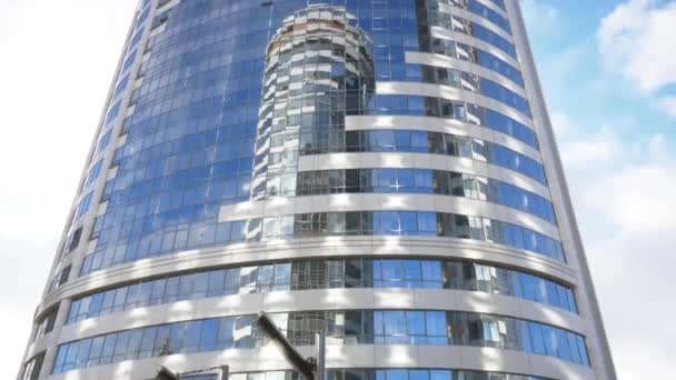 Novosibirsk, russland, 21 oktober 2019 - schönes modernes wohnliches glasgebäude — Stockvideo