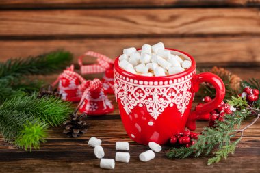 Noel tatili süslemelerinde kakao ve marşmelov dolu bir fincan.