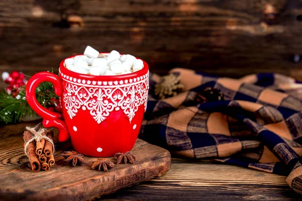 Wintersaisonsup mit Kakao und Marshmallows mit kuscheligem Plaid auf Holztisch — Stockfoto