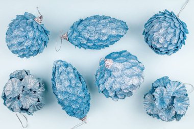 Mavi kağıt üzerinde ışıltılı Noel oyuncakları