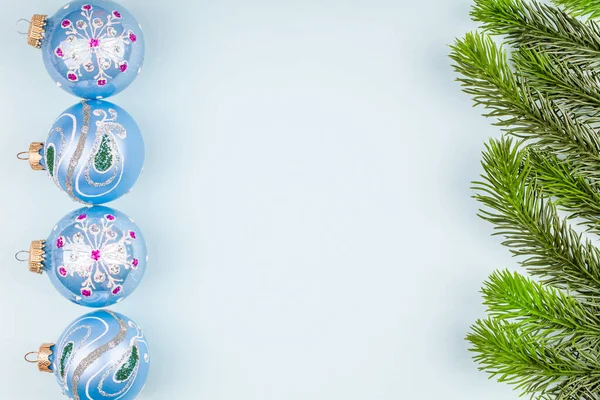 Vinter bold legetøj dekoration og Xmas træ grene med kopiplads til sms 'e - Stock-foto