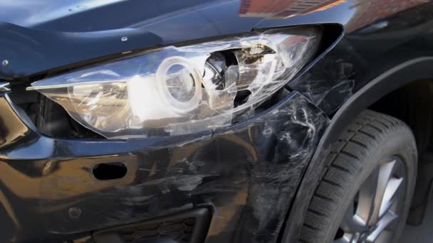 De auto na het ongeluk, close-up auto crashte koplamp — Stockvideo