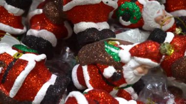 Bir sürü kırmızı, pırıl pırıl Noel Baba oyuncakları Noel ağacı süslemeleri