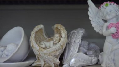 Sevgililer Günü için kanatlı beyaz cupidlerin heykelleri.