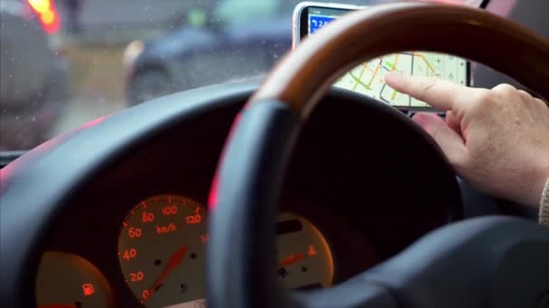Женщина, которая касается экрана мобильного телефона с навигатором, оставаясь в движении — стоковое видео