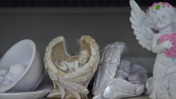 Fehér cupidák szobrai szárnydíszítéssel Valentin-napra — Stock videók