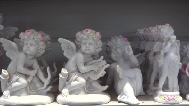 Статуи белых купидов с декором крыльев на День Святого Валентина — стоковое видео