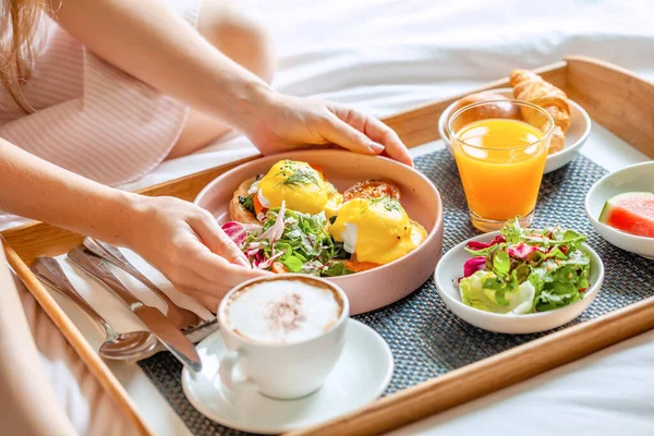 Desayuno en Cama con Café, Zumo de naranja, Ensalada, Frutas y Huevos Benedict — Foto de Stock