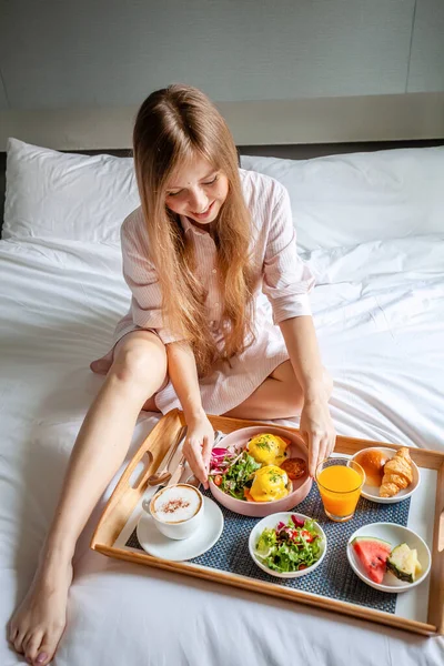 아늑 호텔 방에서 아침 식사를 하고 있는 젊은 아름다운 여인 — 스톡 사진