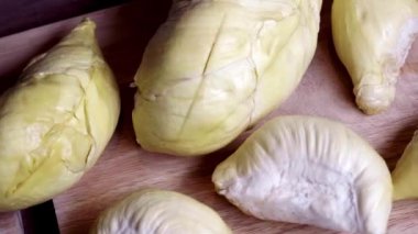 Tahta üzerinde Durian Lie 'in parçaları. Tatlı ve Kokulu Asya Meyvesi Manzarası
