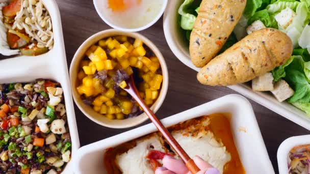 Manger sain petit déjeuner, femme main prendre un dessert asiatique de riz et de mangue — Video