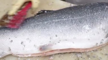 İşçi Elleri Temiz Dev Somon Balığı Özel Fırça Aletleri Dükkanında