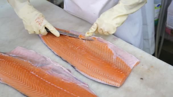 Primo piano delle mani dei lavoratori Taglio e pulizia del filetto di salmone Coltello da taglio grande — Video Stock