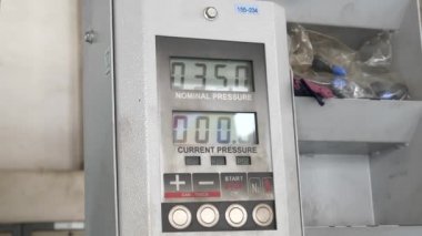 Puan tahtası ve Parlayan Basınç Rakamlarıyla Vakum Paketleme Makinesi