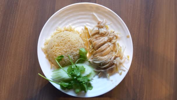 伝統的なタイのアジア料理フードコートで海南チキンライス — ストック動画