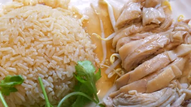 Традиційна тайська кухня Hainanese Chicken Rice on a Food Court — стокове відео