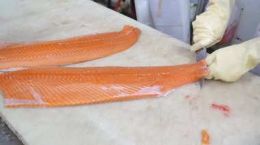 İşçi Elleri Kesme ve Temizleme Somon Bifteği Büyük Kesme Bıçağı