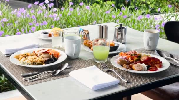 Desayuno en Hotel de Lujo. Platos llenos de alimentos, jugos y café en la mesa — Vídeo de stock