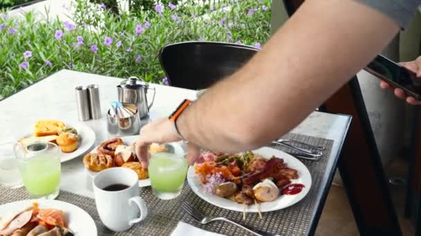 Homem com telefone móvel em mãos tirar fotos e fazer vídeo almoço no Hotel — Vídeo de Stock