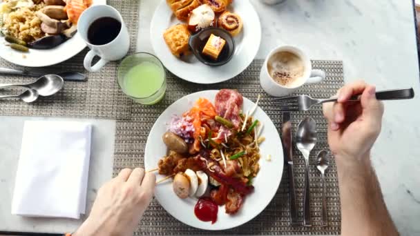 Vista superior de la mañana comiendo de platos llenos de comida fresca en la mesa — Vídeos de Stock