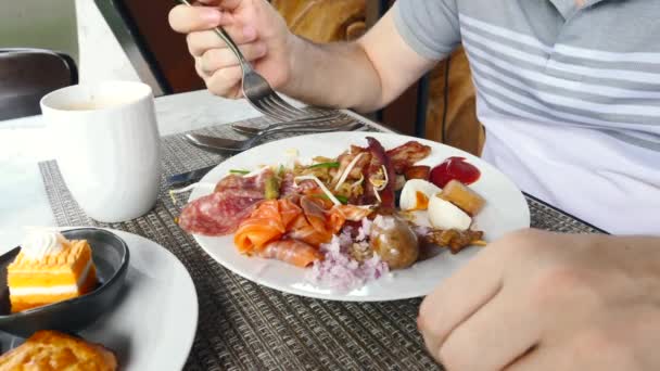 高級ホテルでガラス麺を取り、朝食を食べる男 — ストック動画