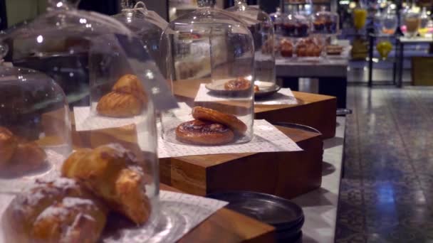 Verse gebak Assortiment op Houten vitrines in luxe bakkerij winkel — Stockvideo