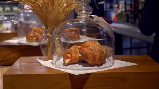 Croissants franceses frescos en una pastelería con gente de fondo. Panadería fresca — Vídeo de stock